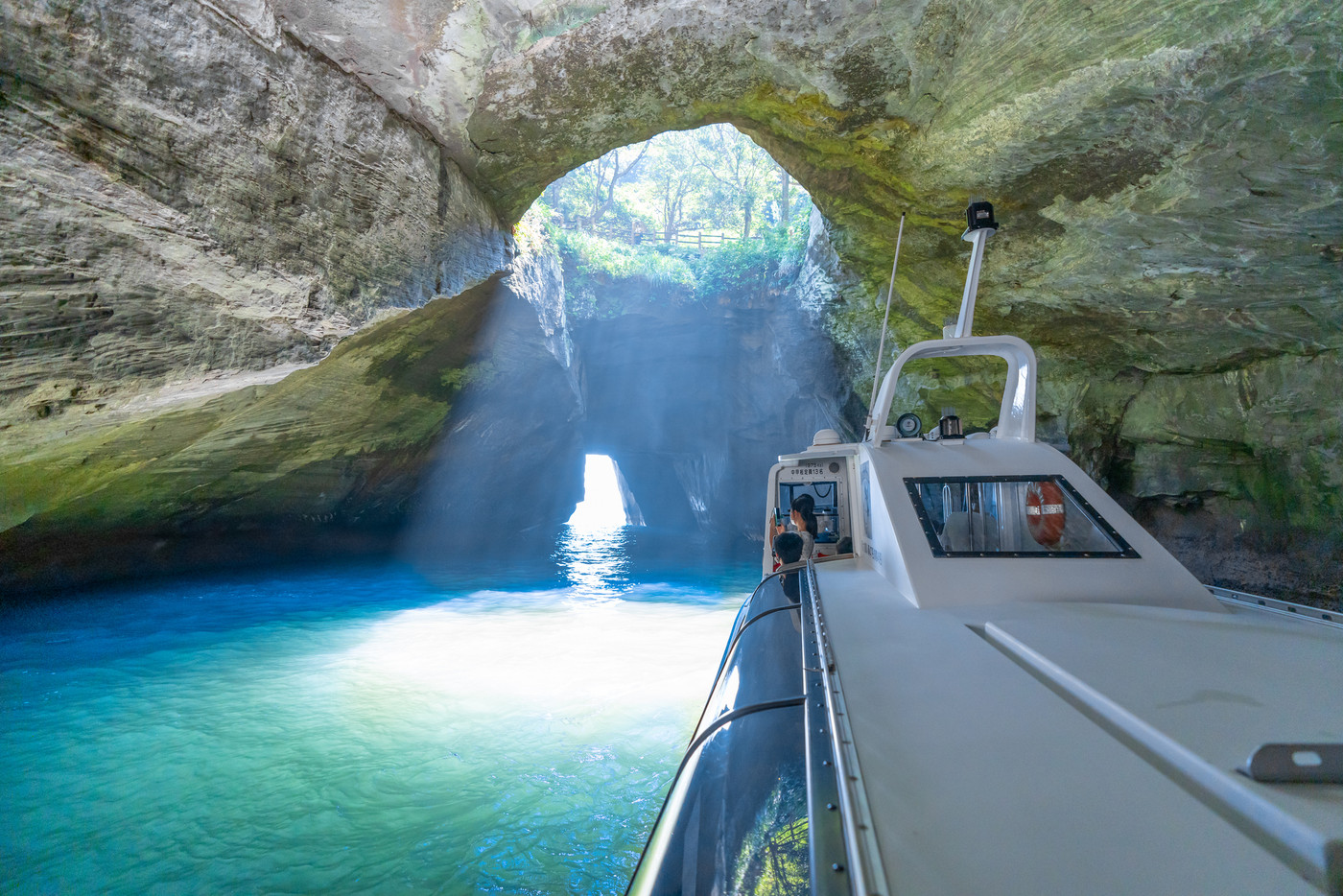 西伊豆　堂ヶ島　遊覧船　光芒射す海の洞窟「天窓洞」