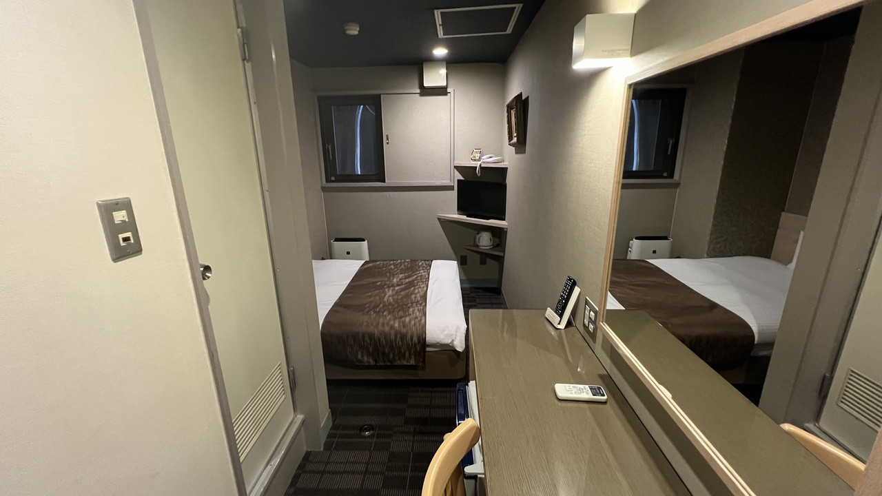 部屋が狭いのは良いとしても、ベットの下にティッシュが!!