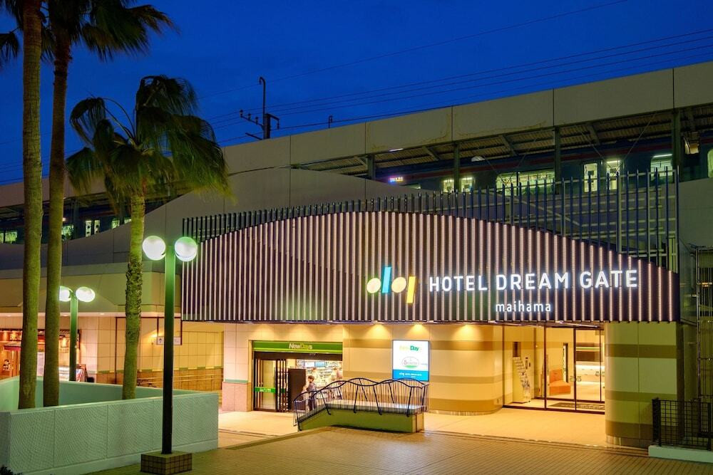 施設の正面 (日没後)