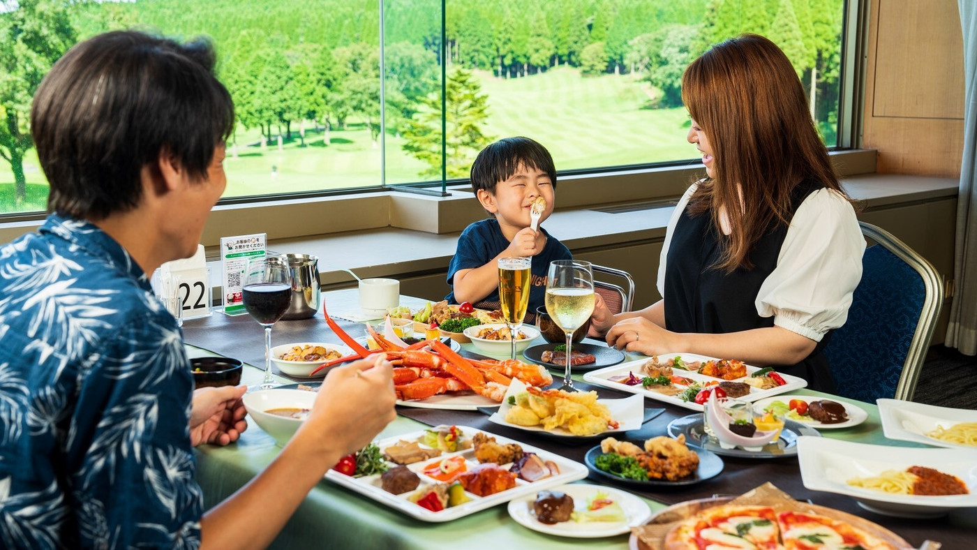 夕食は景色を眺めながら味わえるバイキング!4242856