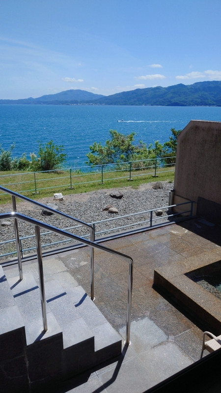 露天風呂に続く階段