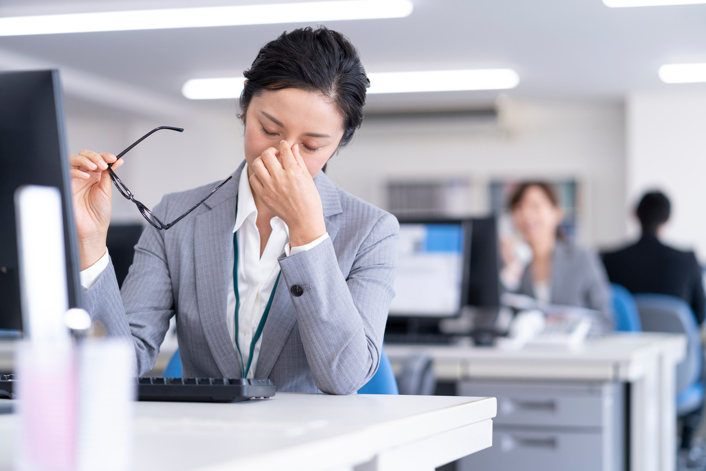 オフィスで悩む女性