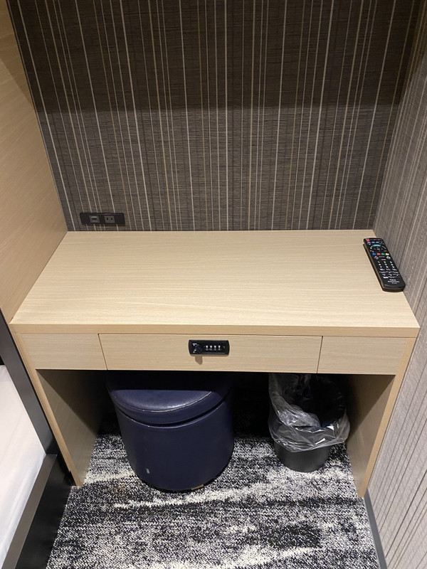 デスクと貴重品を入れる引き出し