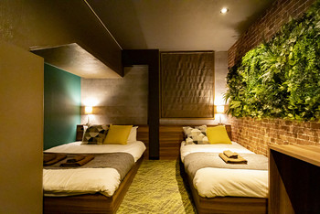 ウォールグリーンが魅せるカフェ風インテリア4085023