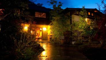 施設の正面 (日没後) / 1