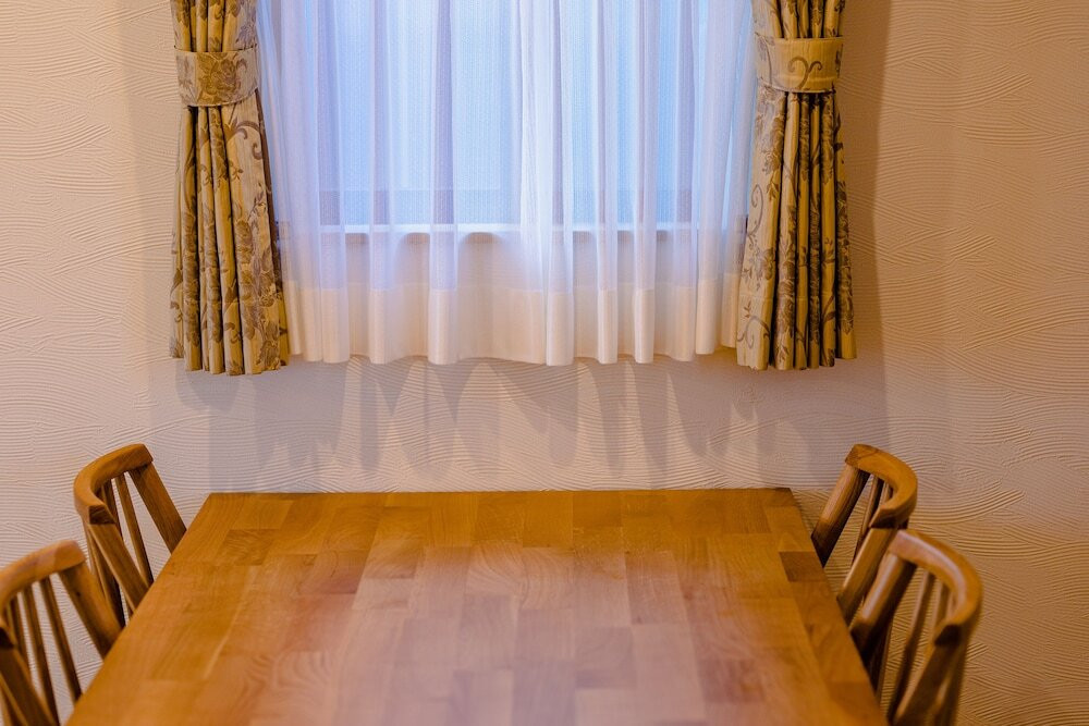 客室内のダイニングエリア