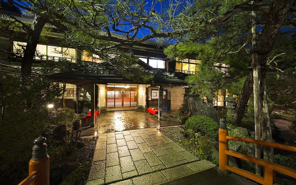 夜の外観