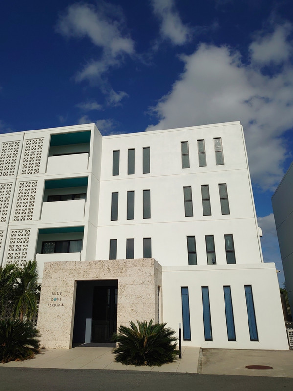 駐車場脇に砂落とし用のシャワー有り。