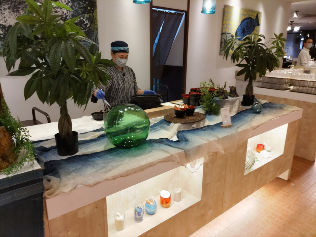 地元の食材を使ったバイキングの夕食