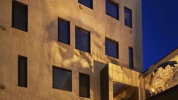 施設の正面 (日没後) / 2