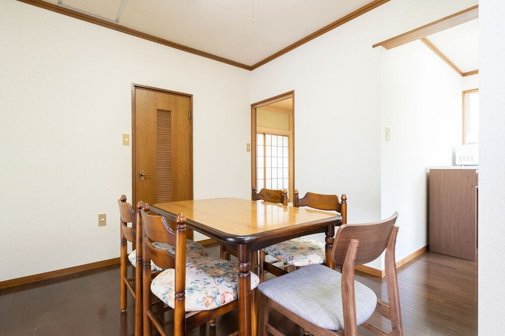 客室内のダイニングエリア