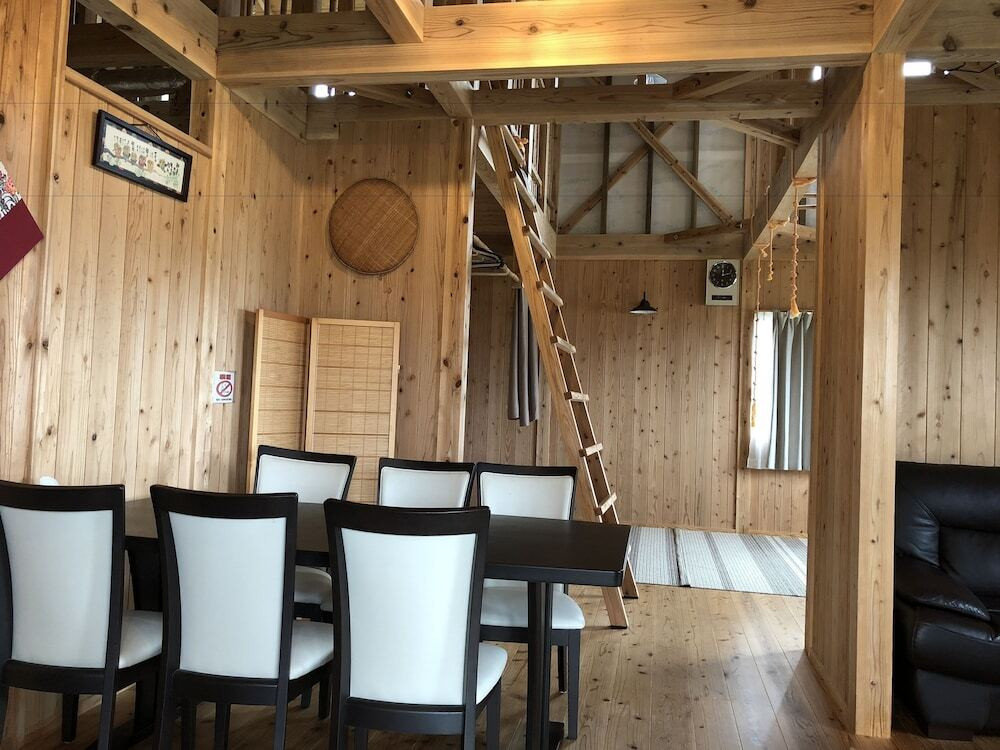 客室内のダイニングエリア