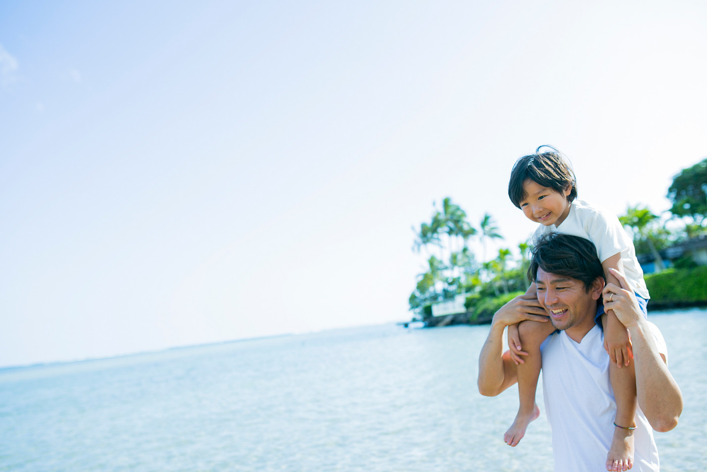 海沿いを歩く親子