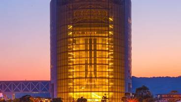 施設の正面 (日没後) / 2