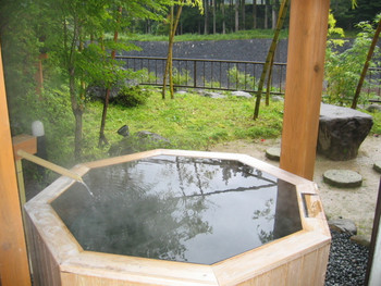 和室派はこちら。ひのき風呂やみかげ石風呂がお部屋についている「桜館」4084967