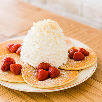 「エッグスンシングス 神戸ハーバーランド店」 料理 81717338 ストロベリー、ホイップクリームとマカダミアナッツのパンケーキ

