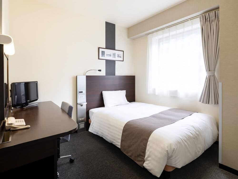 広いベッドで動画鑑賞。自分だけのご褒美タイムを4235585