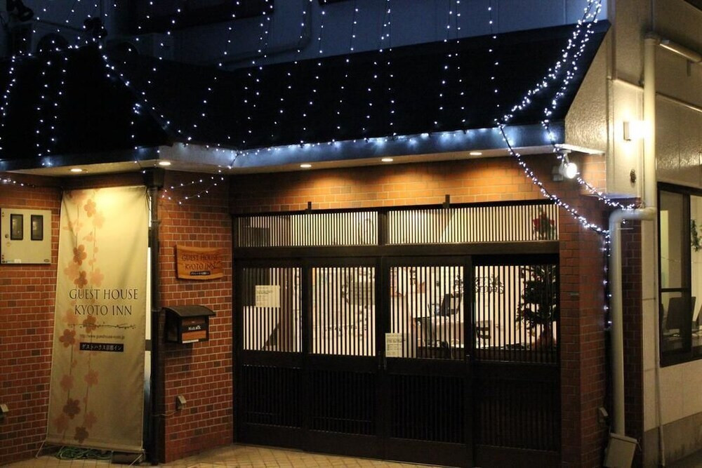 施設の正面 (日没後)