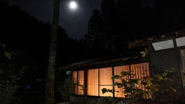 施設の正面 (日没後) / 1