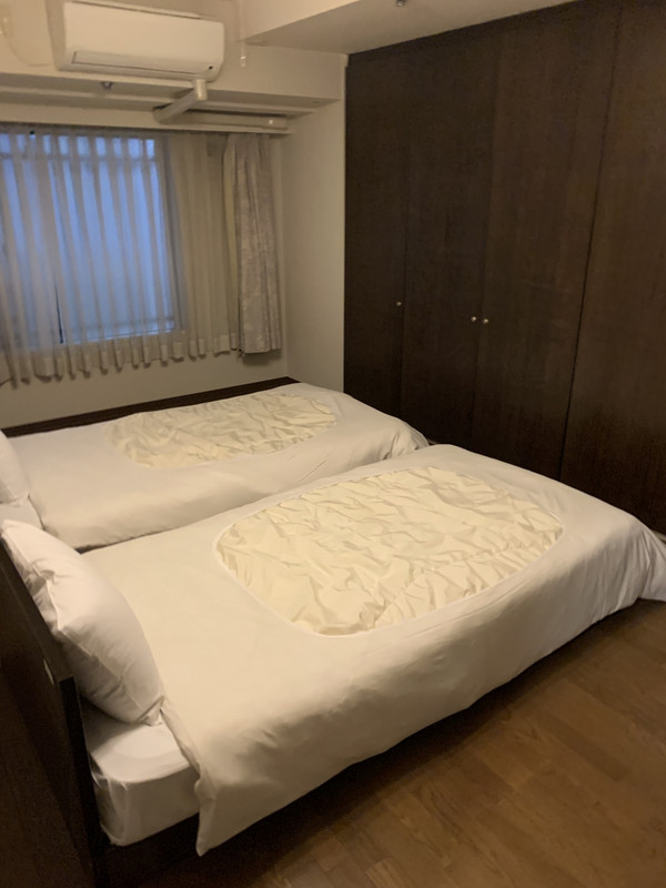 他に、２ベッドの寝室が２部屋あり。ＴＶ無し。ベッドのみ。