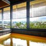 秀山閣の檜内風呂付客室 / 2