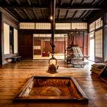 ぼーっと火を囲む贅沢。全国の囲炉裏のある宿で至極の安らぎ時間を