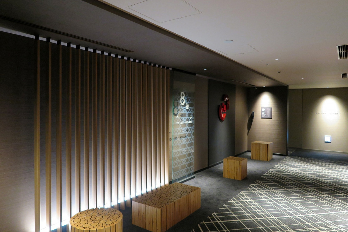 エレベーターホールの椅子も木材の組み合わせ、面白いなぁ