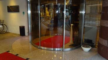 施設の入り口 / 4