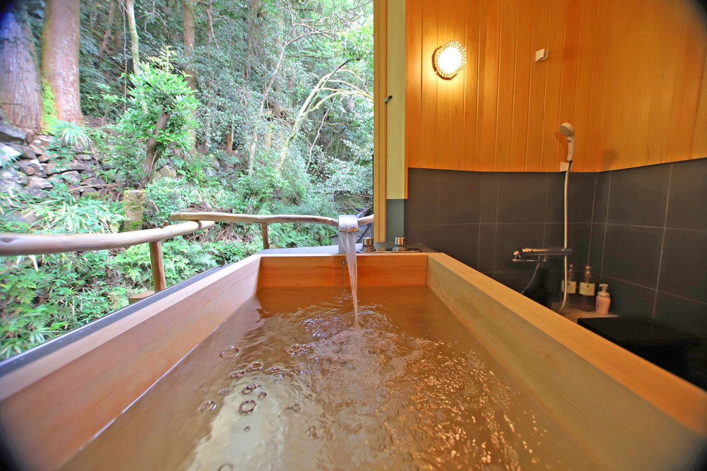 ホッと心が和む…山間にたたずむ“離れの宿”4259033