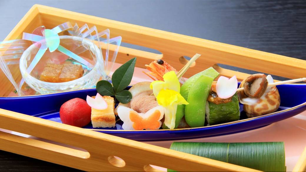 大きな金目鯛に鮑！
会席料理を部屋食で / 3