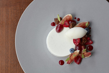 「ナミキ667」 料理 93770495 ヴィーガンパンナコッタ ココナッツバニラ　洋梨のソルベ (グルテンフリー)