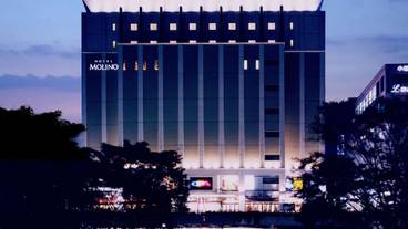 施設の正面 (日没後) / 1