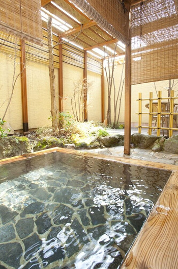 緑に囲まれリフレッシュ!全5室の温泉風呂を備えた贅沢なつくり3543597