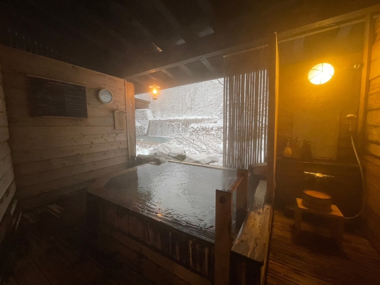 渓流に張り出した、絶景の混浴露天風呂4251485