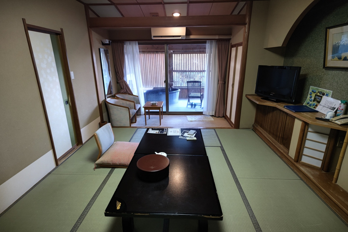 部屋は温泉露天がある以外はごく普通の和室です。