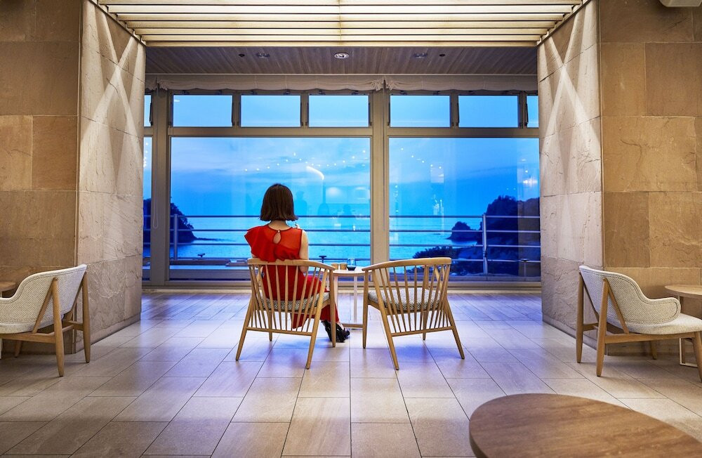 施設の正面 (日没後)