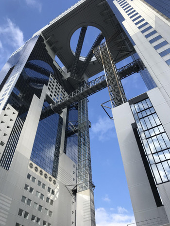 独創的なデザインのビルの上から大阪の街並みを楽しめる「梅田スカイビル」3722065