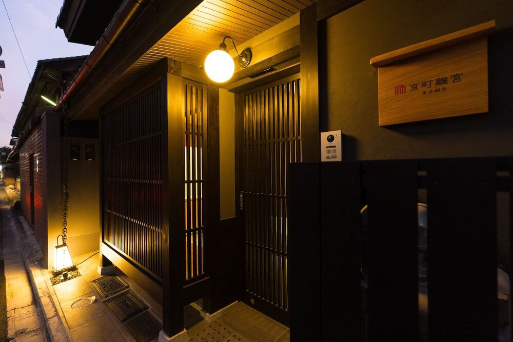 施設の正面 (日没後)