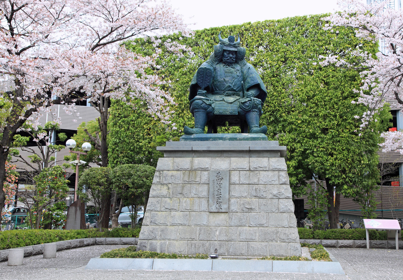 武田信玄公の像と桜