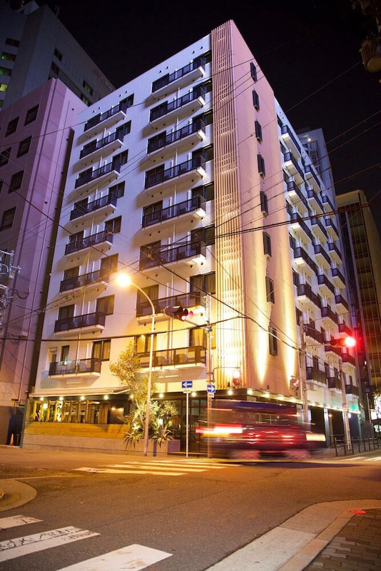 施設の正面 (日没後)