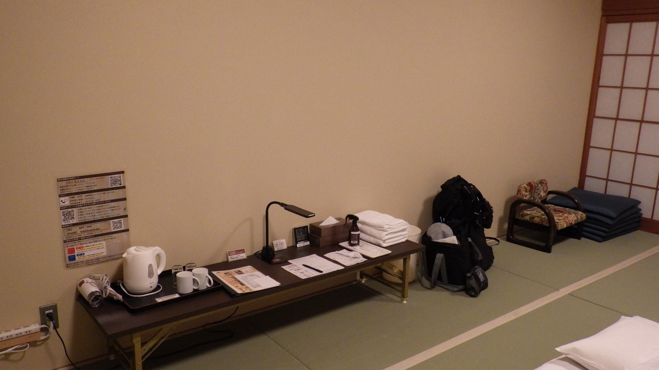 卓袱台ではなく、長机１台。コンセント６口。USB電源なし。