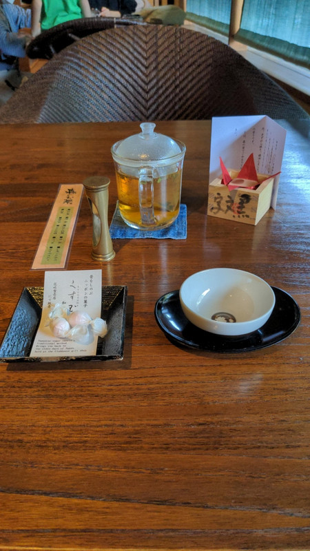 おつきのお菓子と黒文字茶