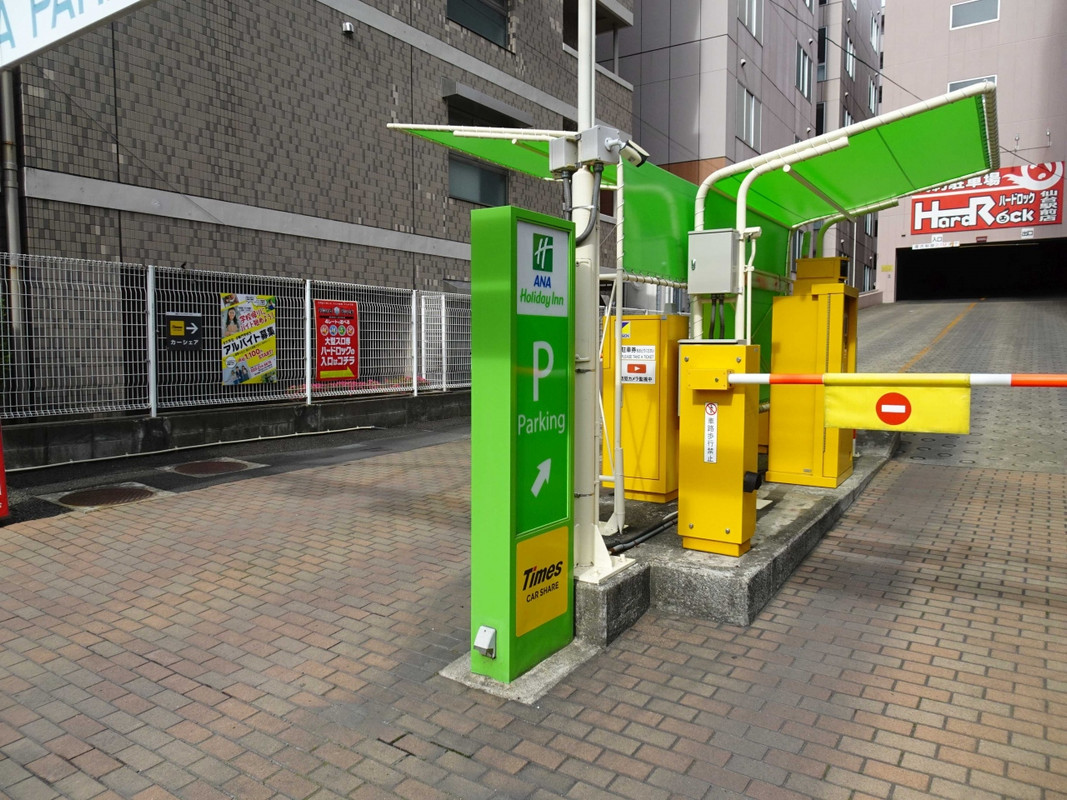 駐車場はすぐとなり(立体では無い)