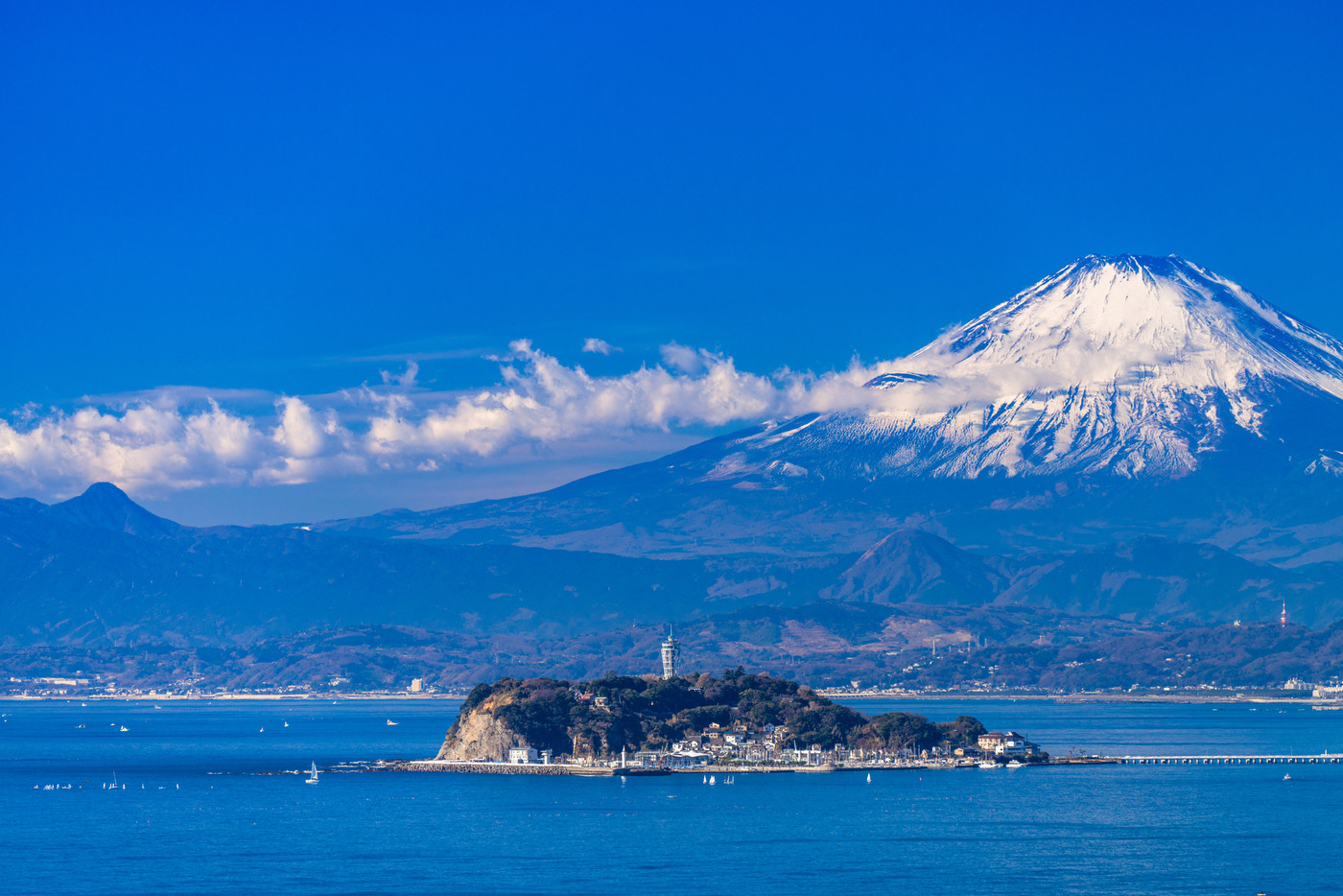 《神奈川県》富士山と江ノ島を望む