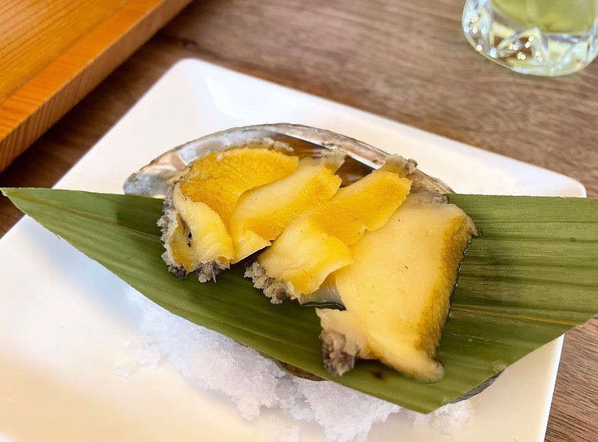 「あそらの茶屋」。御饌（みけ）の朝かゆ 鮑。他にもさざえや伊勢海老など伊勢の豪華食材あり / 1