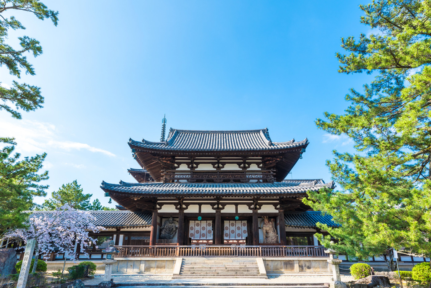 法隆寺 中門 春 （奈良県生駒郡斑鳩町） 2020年4月