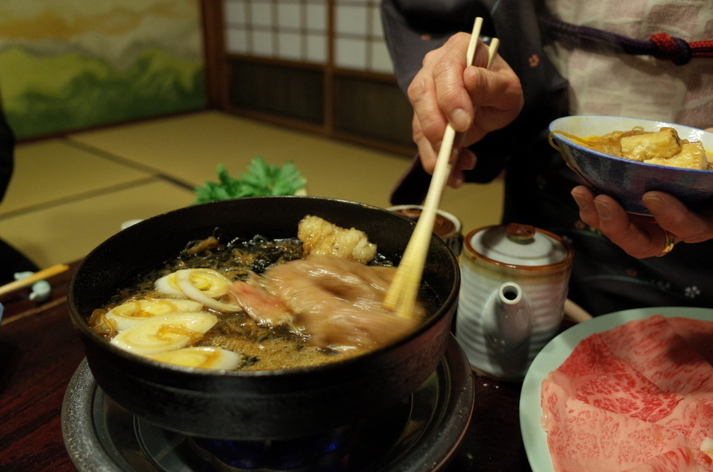 「いし橋」料理 27945 着物女性による”完全サービス”