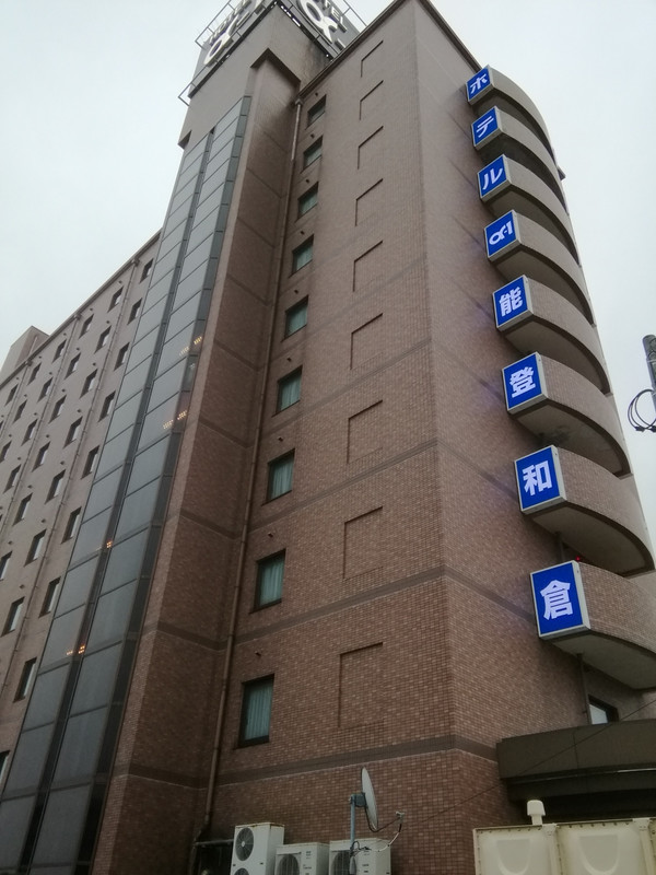 外からホテルを見上げます