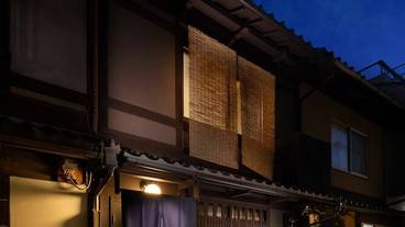 施設の正面 (日没後) / 1