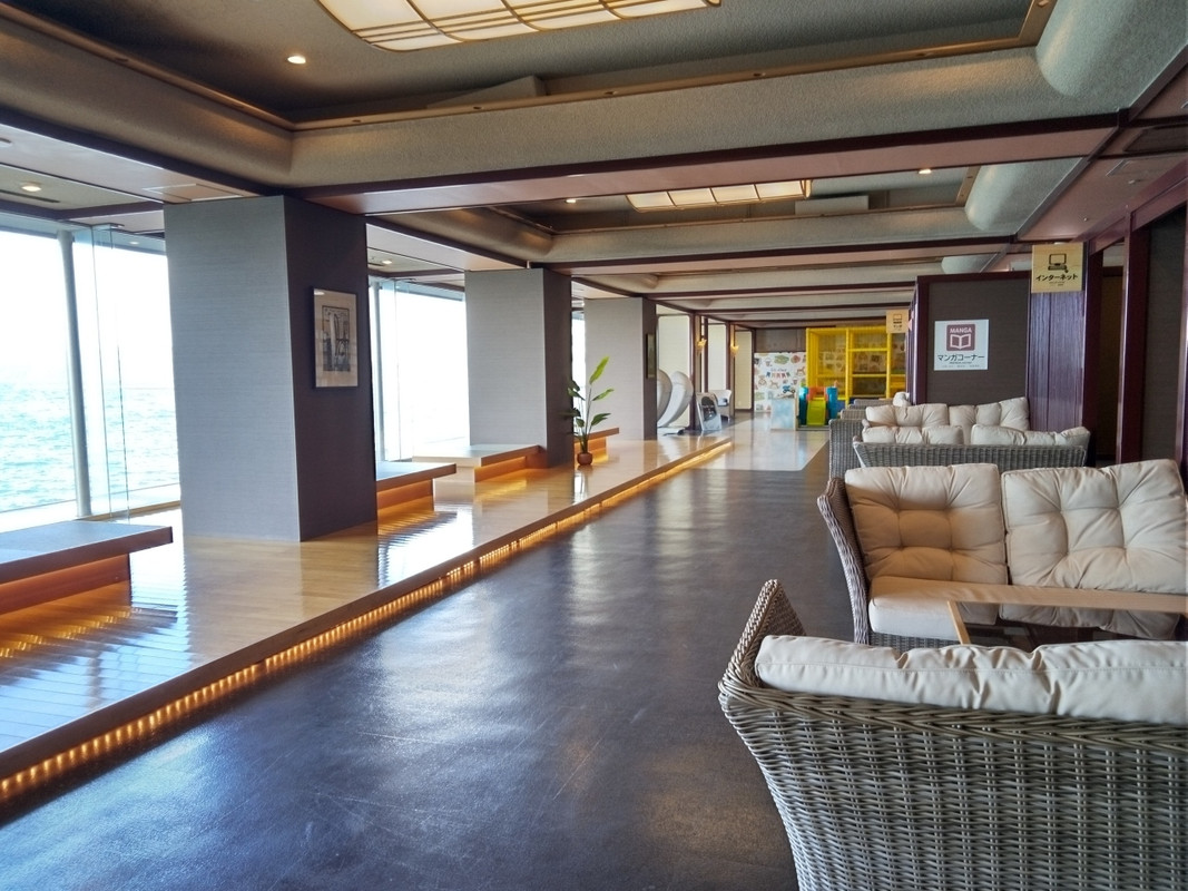 ロビーのインターネット、マンガ、キッズコーナーです。